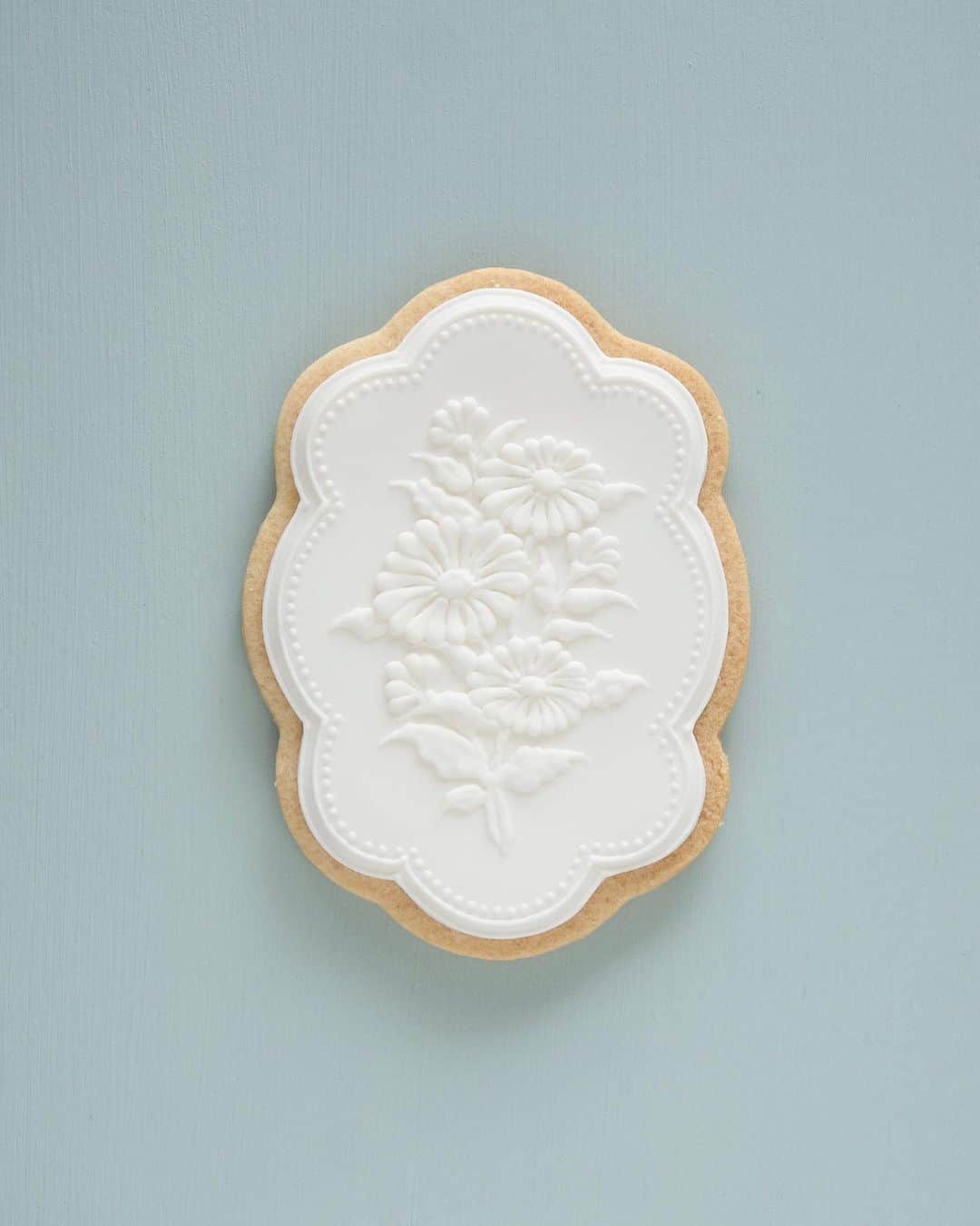 KUNIKAのインスタグラム：「One color cookie 🤍﻿ ﻿ 白だけで作ってみた。﻿ 一色だけの表現もおもしろいな🦢﻿ ﻿ #artofkunika」