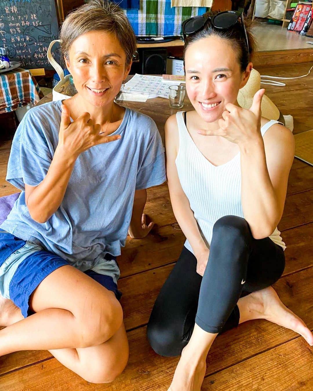 秋定麻紀子のインスタグラム：「石垣島でのんびりmtgです。 @yoshimototakami さんが立ち上げたマクロビファスティングのプロジェクトはとても魅力的。 パートナーの @uka333jig との今後の活動がとても楽しみです。  これから色々と楽しい事が始まるのでまたお知らせしますね。  娘の寝顔を見ながら打ち合わせ。 東京ではなかなか難しい光景。 貴重な時間でした。」