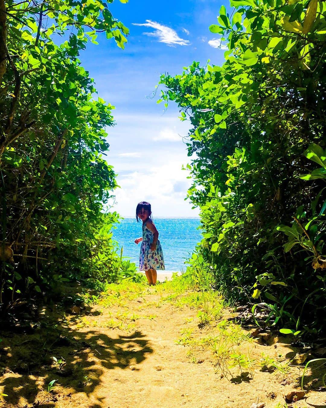 秋定麻紀子さんのインスタグラム写真 - (秋定麻紀子Instagram)「娘と地球。 エネルギーのコントラスト。」7月4日 17時32分 - makiakisada