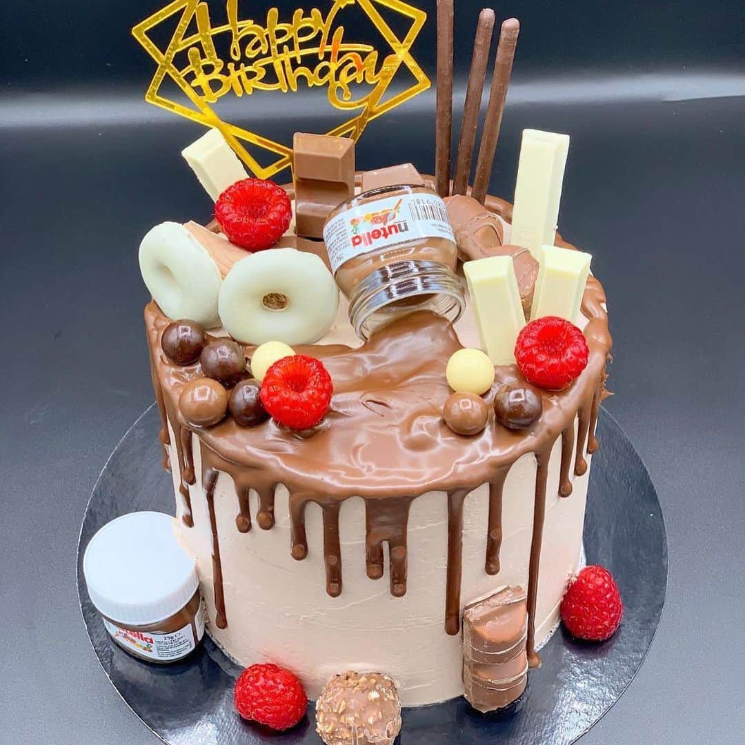 アンナ・オルティス（イニエスタの妻）のインスタグラム：「Qué manera de endulzarnos la vida @martaortiz91!! Eres ARTE en todas tus facetas Her! @lacannelledemartini 🧁🍰🥰」