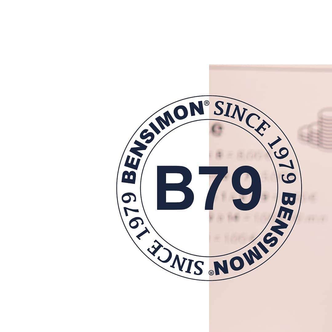 ベンシモンのインスタグラム：「B79 🤩 La petite soeur de notre tennis iconique est arrivée ! 🤩 Certains avaient deviné... Plus haute, plus urbaine, plus responsable, plus confortable aussi, notre nouvelle tennis a tout bon ! 🍃 Écologique, vegan et socialement responsable, elle est confectionnée à la main en Espagne à partir de caoutchouc recyclé, de coton bio certifié GOTS, de canne à sucre et de liège recyclé ! 🎋 Elle a également une semelle plus épaisse et un tissu doublé pour une utilisation plus confortable tout au long de l'année. Et pour la petite histoire, B79 était comme une évidence : B pour Bensimon, 79 comme l'année de lancement de la première tennis... B79 était en plus une mention supplémentaire du permis de conduire pour les camping-car, de quoi partir autour du monde ! 🚌🌍  ​La B79 est disponible sur bensimon.com et en avant-première dans une sélection de boutiques* ! ​(*Découvrez notre nouvelle tennis dès ce week-end en avant-première dans nos boutiques : Home, Seine, Pyramides, Dijon, Dinard, Lyon, Hossegor, Bruxelles, La Baule, et Cap Ferret)  (lien dans la bio) ​#new #newin #newtennis #nouvelletennisbensimon #B79」