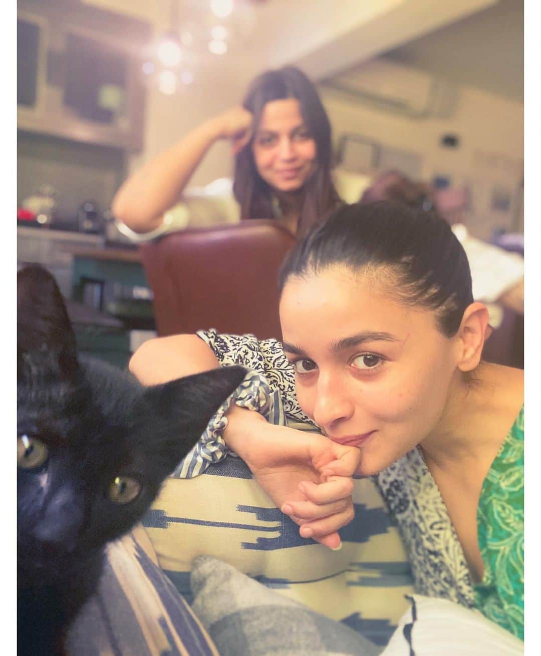 のインスタグラム：「This girl duo just became a girl trio. Meet our new baby Juniper. Her skills include biting, selfie-taking and being generally adorable.」