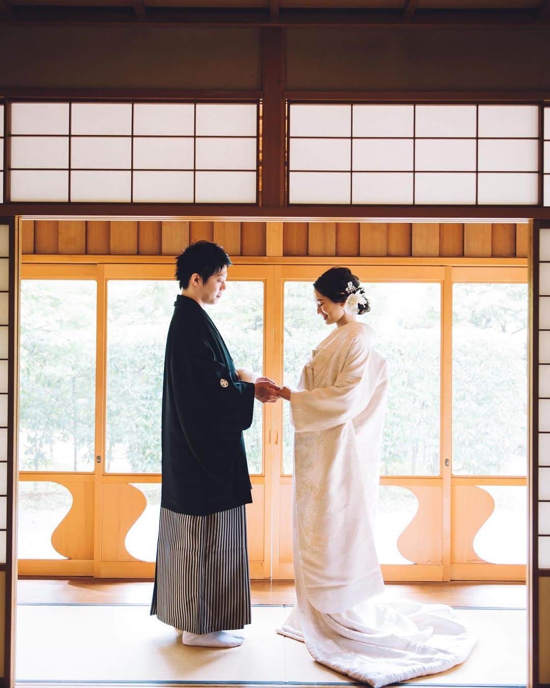 のインスタグラム：「#orbweddingreport 🕊﻿﻿﻿ .﻿﻿﻿﻿ .﻿﻿ .﻿﻿ orbでは式場紹介や前撮りのみならず、﻿﻿ ウエディングフォトプランも﻿﻿ ご紹介しております。﻿﻿ .﻿﻿ .﻿﻿ .﻿﻿ 結婚式をあげてない方にも﻿﻿ 人生の中で携わってきた大切な人たちと﻿﻿ しあわせな時間を共有し﻿﻿ そのかけがえのない時間を思い出として﻿﻿ 残していただきたい﻿﻿ ﻿﻿ ﻿﻿ すべてのひとにドレスや和装を着て﻿﻿ 人生で一番きれいな最良の日のしあわせを﻿﻿ 味わっていただきたい﻿﻿ ﻿﻿ それがDress the Lifeの願いです。﻿﻿ .﻿﻿﻿﻿ .﻿﻿﻿﻿ ﻿﻿Kimono : @juno_weddingdress ﻿﻿﻿﻿ Shop: @juno_kumamoto ﻿﻿﻿ ﻿﻿﻿﻿ 𓇼お問い合わせ𓇼﻿﻿﻿﻿ ☎ 0120-790-479﻿﻿﻿﻿ 公式LINE@ ﻿﻿﻿﻿ @orb_wedding(@マーク含みます)﻿﻿﻿﻿ ﻿﻿﻿﻿ ﻿﻿﻿﻿ #orb_wedding #結婚式場見学 #パーティレポート #プレ花嫁 #日本中のプレ花嫁さんと繋がりたい #式場探し #ドレス探し #結婚式準備 #熊本花嫁　#熊本結婚式場　#福岡花嫁 #福岡プレ花嫁 #juno_weddingdress #白無垢 #ロケーションフォト #フォトウェディング #locationphotography #前撮り」