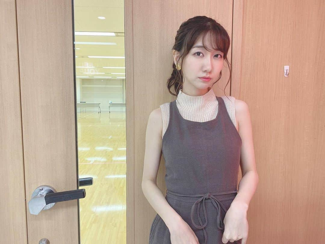 柏木由紀さんのインスタグラム写真 - (柏木由紀Instagram)「. ベージュと茶色のお洋服ばかり着てしまうのって 心理学的に何かあったりするのかな、、🧸🔮 . knit/dress  @snidel_official」7月4日 17時39分 - yukikashiwagi_official