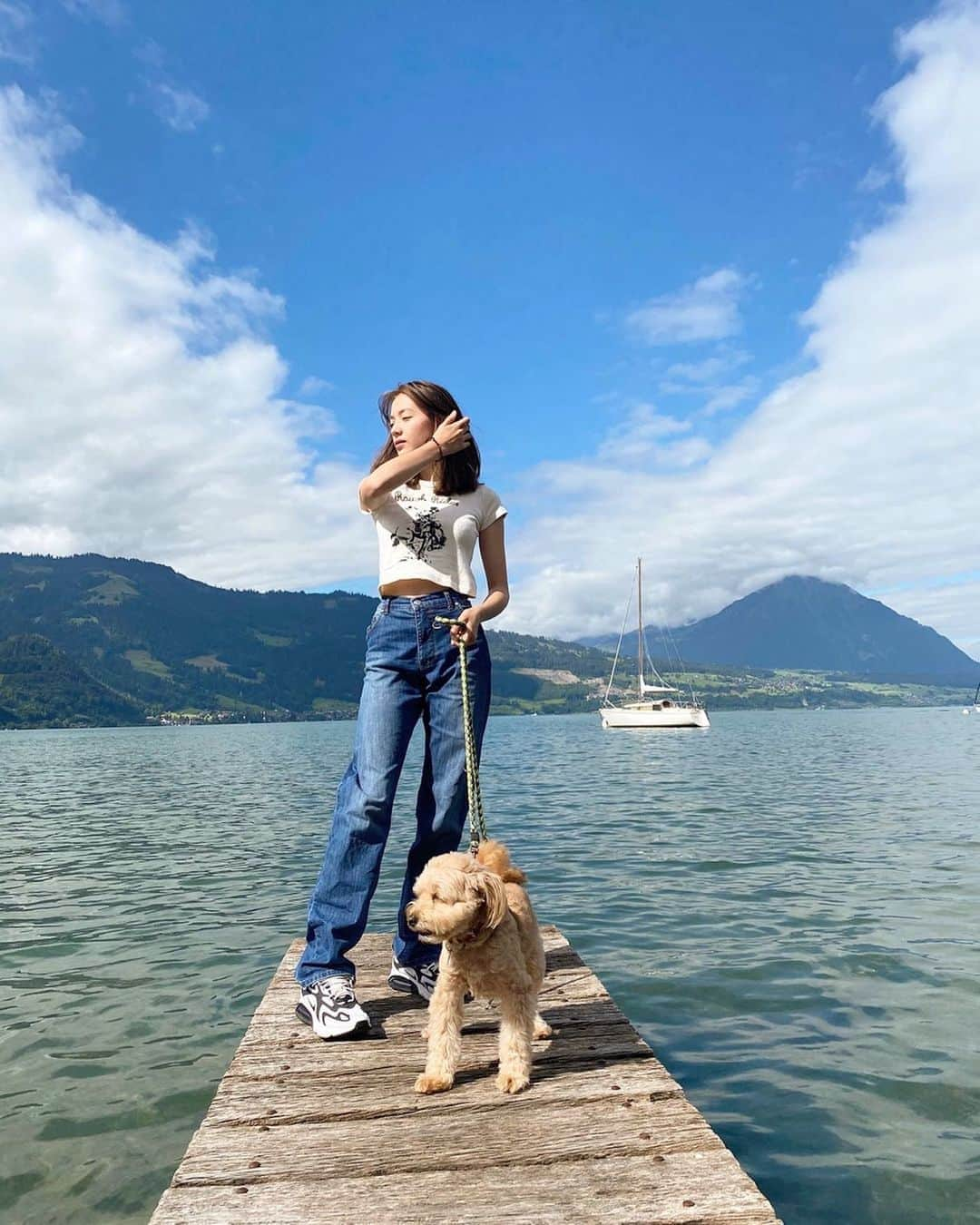 サクラ・キルシュさんのインスタグラム写真 - (サクラ・キルシュInstagram)「Interlaken 🌿 . 昨日からキャンプでインターラーケンに来ています！⛵️インターラーケンは、日本の人にも人気の観光地です☺️ 湖がすぐそこにあって白鳥の赤ちゃん見つけた🥺かわいすぎて写真いっぱい撮っちゃった💗赤ちゃんの歩き方がもうかわいいいいい！！！🥺 今から山に行ってきま〜〜す。 ストーリーいっぱい載っけます^ ^ . I am on a camping trip in Interlaken :))  The lake is crystal clear and I saw cute babies of swans 🦢🥺 . Bin heir auf nem Campingplatz in Interlaken :))  . #interlaken #switzerland #blue #bluesky #lake #sunnyday #sunny #camping #campinglife #thunersee #natur #instadaily #instagram #instagood #pictureoftheday #ootd #ootdfashion #ootdinspo #インターラーケン #スイス #ベルナーオーバーランド #⛵#ハーフ」7月4日 17時40分 - sakura_kirsch