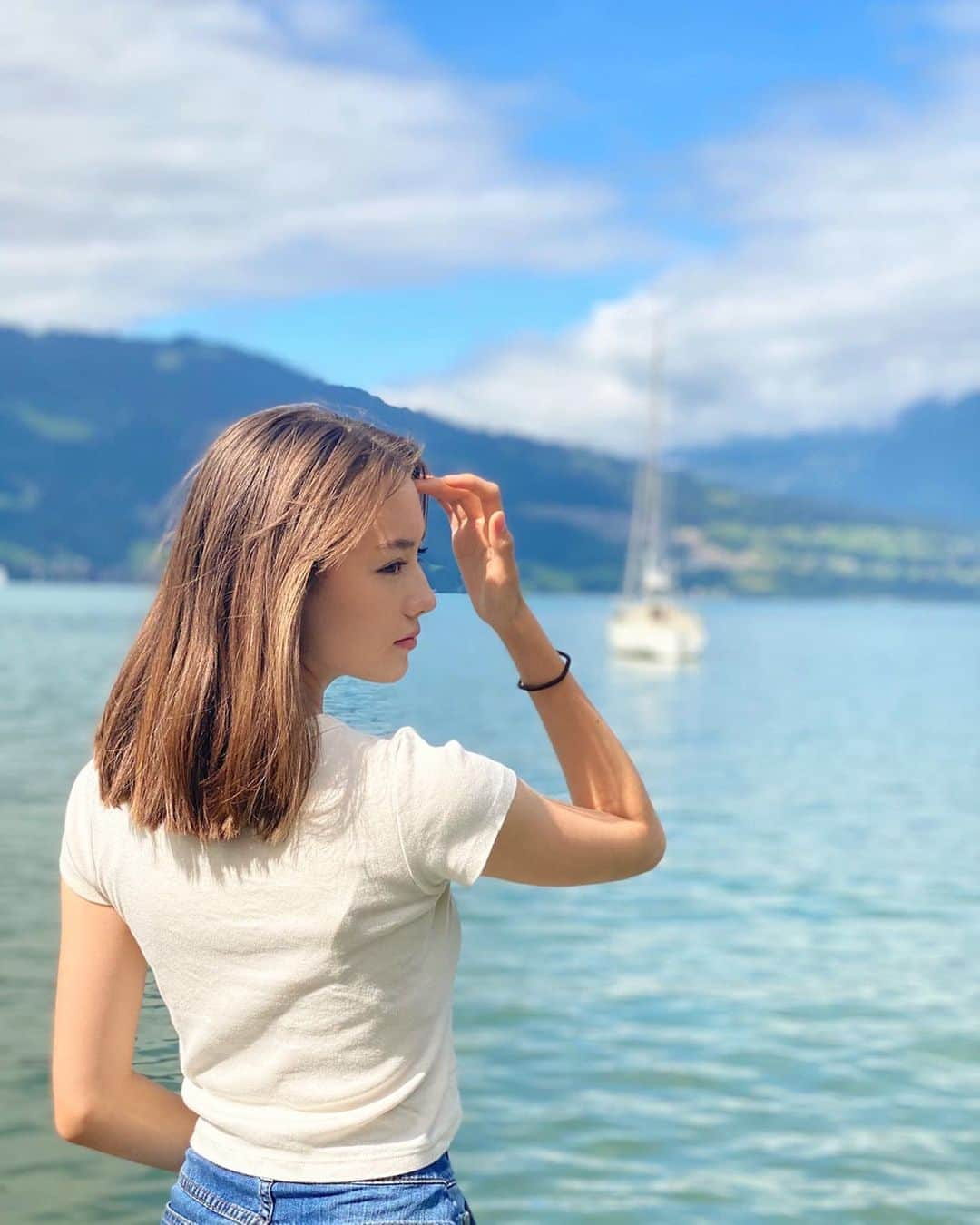 サクラ・キルシュさんのインスタグラム写真 - (サクラ・キルシュInstagram)「Interlaken 🌿 . 昨日からキャンプでインターラーケンに来ています！⛵️インターラーケンは、日本の人にも人気の観光地です☺️ 湖がすぐそこにあって白鳥の赤ちゃん見つけた🥺かわいすぎて写真いっぱい撮っちゃった💗赤ちゃんの歩き方がもうかわいいいいい！！！🥺 今から山に行ってきま〜〜す。 ストーリーいっぱい載っけます^ ^ . I am on a camping trip in Interlaken :))  The lake is crystal clear and I saw cute babies of swans 🦢🥺 . Bin heir auf nem Campingplatz in Interlaken :))  . #interlaken #switzerland #blue #bluesky #lake #sunnyday #sunny #camping #campinglife #thunersee #natur #instadaily #instagram #instagood #pictureoftheday #ootd #ootdfashion #ootdinspo #インターラーケン #スイス #ベルナーオーバーランド #⛵#ハーフ」7月4日 17時40分 - sakura_kirsch