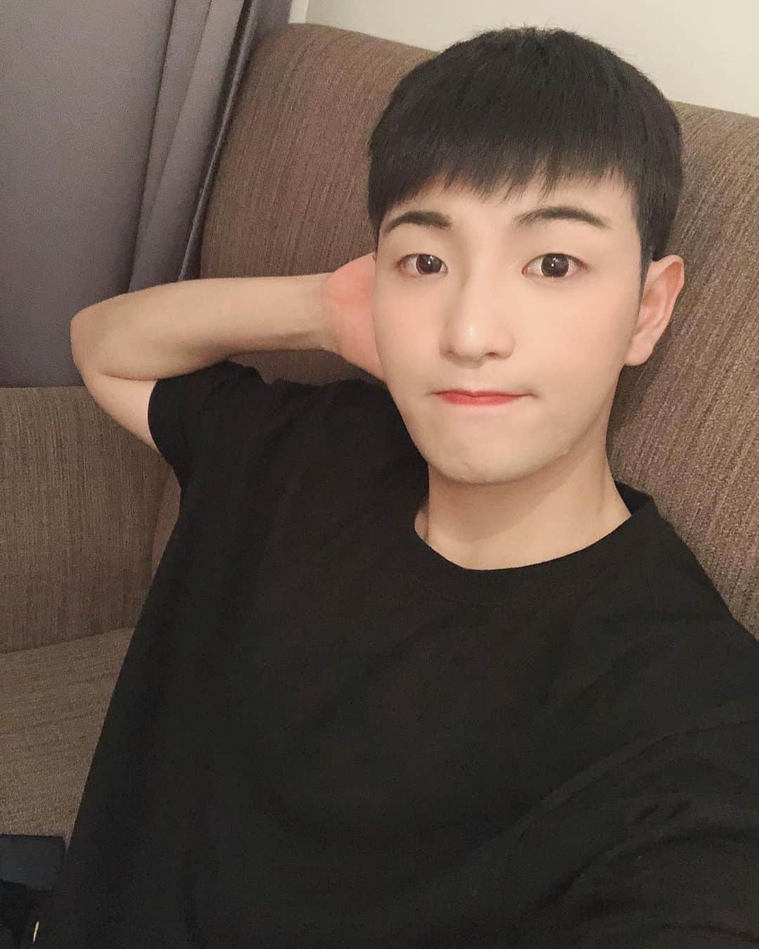 ヒョクジン のインスタグラム：「🙋🏻‍♂️💓」