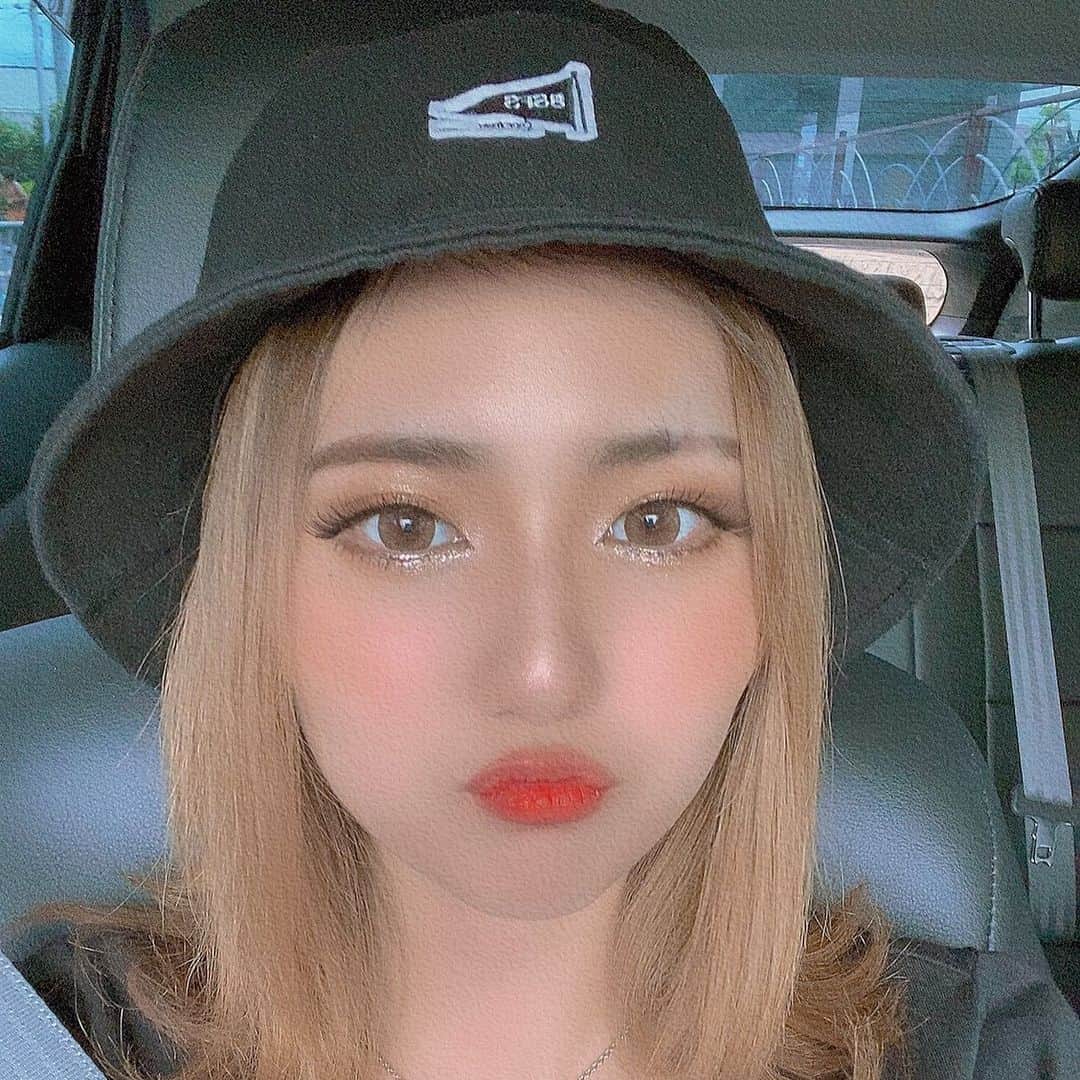 守田美咲のインスタグラム：「眉毛無いように見えますが、転けて眉毛切ってしまいキズパワーパッド貼っております☹️☹️☹️☹️  新しく買ったオレンジリップ🧡🍊 来週は美容院💇🏼‍♀️楽しみ〜🎀  #眉毛 切った笑#オレンジリップ #眉毛行方不明 #眉毛事件」