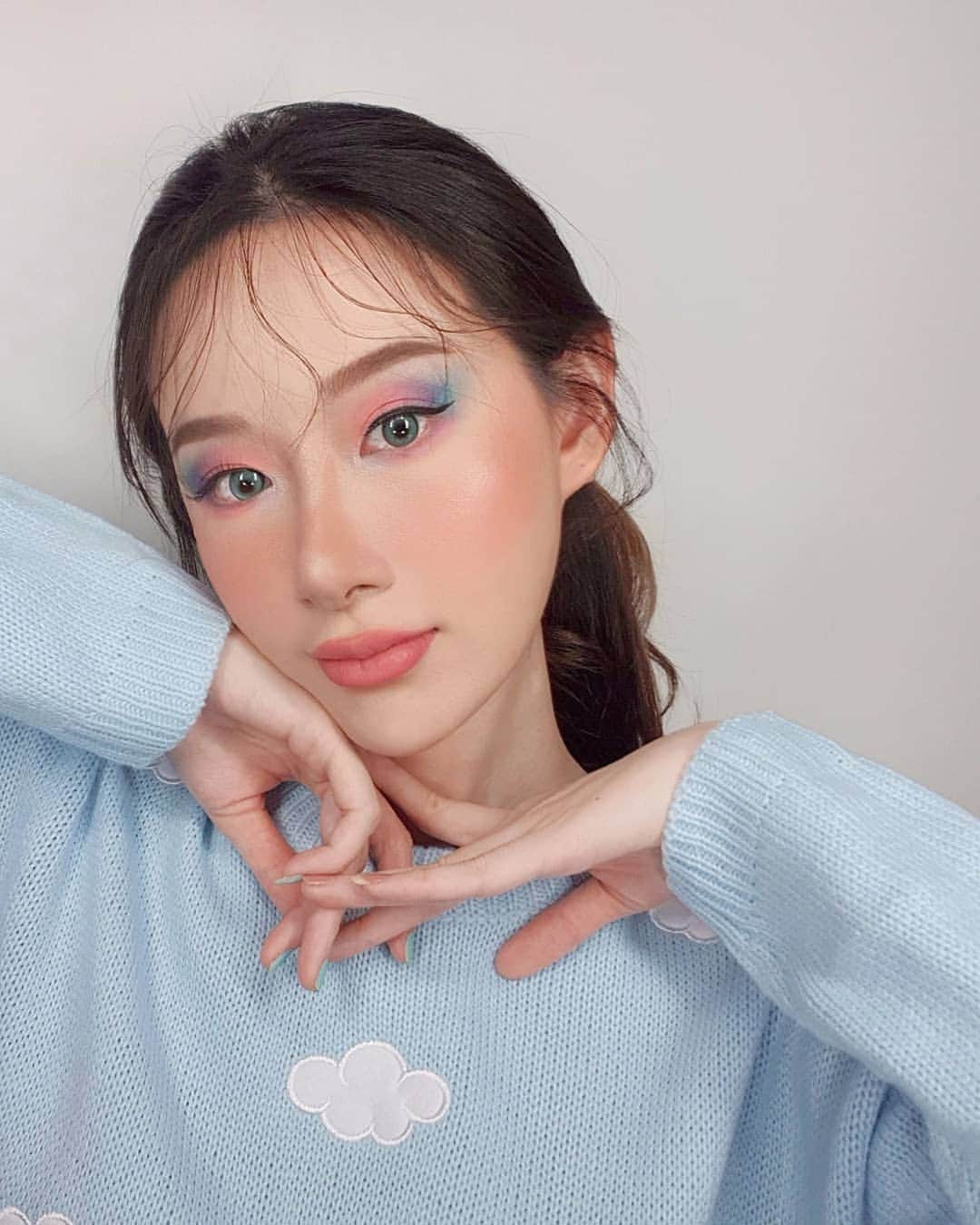 エリッサ・ヤマダのインスタグラム：「pastelle mode 🦄🌸❄ sejak #dirumahaja jadi makin suka experimenting with makeup, buka pinterest juga buat cari2 makeup inspiration doang ☺  btw nail colors on the 2nd and 3rd slide were edited - aslinya yang slide 1 kopong2 :')」