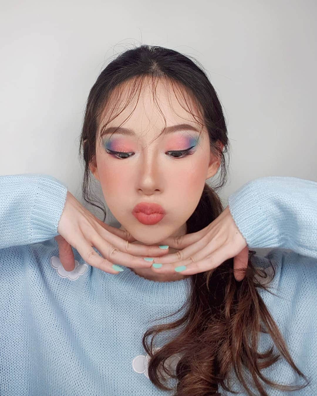 エリッサ・ヤマダさんのインスタグラム写真 - (エリッサ・ヤマダInstagram)「pastelle mode 🦄🌸❄ sejak #dirumahaja jadi makin suka experimenting with makeup, buka pinterest juga buat cari2 makeup inspiration doang ☺  btw nail colors on the 2nd and 3rd slide were edited - aslinya yang slide 1 kopong2 :')」7月4日 17時45分 - elleyamada