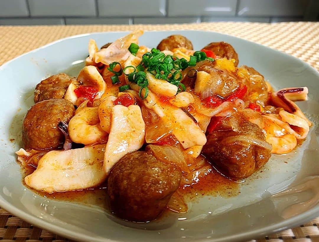 川島章良のインスタグラム：「. . .  今回は『肉豆腐海鮮あんかけ』を作りました。  なんとかわだしクッキングで初めてのタイアップで  ファミリーマートさんのお母さん食堂乃食材を使って  だしパックダイエットレシピをつくりました。  ミートボールと海鮮マリネを使うだけで  満足感がありヘルシーでだしパックダイエットにもなる一品です。  すぐできちゃいますよ。  材料 ・国産鶏肉ミートボール　一袋 ・海老といかのマリネ　一袋 ・にがり100%使用のやわらか絹豆腐　 ・だしパック　1/2パック  作り方はYouTubeのかわだしクッキングをみてください。  #だしパックダイエット  #ファミリーマート #タイアップ #だしパック #かわだしクッキング #お母さん食堂 #ミートボール #コンビニ #ダイエット」