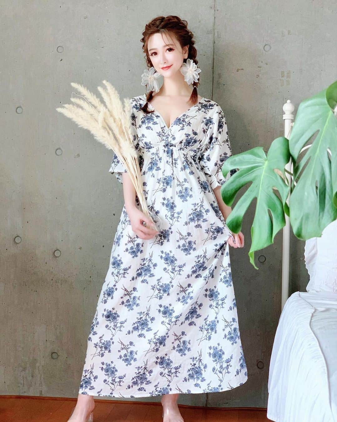 のインスタグラム：「✔︎ 𝐻𝑜𝑙𝑖𝑑𝑎𝑦 𝑐𝑜𝑑𝑒🤍 ・ こんなワンピ探してた！な コットン100%のワンピースを下ろしました🌼 ・ ふわふわ着心地が良くて 360度どこから見てもシルエットが綺麗です🤍 ・ ✔︎ @fifth_store  (⇨60%OFFでした😉✨) ・ あぁ、これ着て海行きたいな🌈 ・ ・ #ootd #outfit #instafashion #instastyle#fifthtl #fifth#フィフス#リゾートワンピ #サマードレス#summerfashion #summerdress #beachstyle #ロングワンピース#コットンワンピース #トワルドジュイ #編み込みアレンジ #三つ編みアレンジ #トレンド#平均身長コーデ#バックシャンカシュクールフラワーワンピース#リラックスコーデ#カシュクール#ロングワンピース」