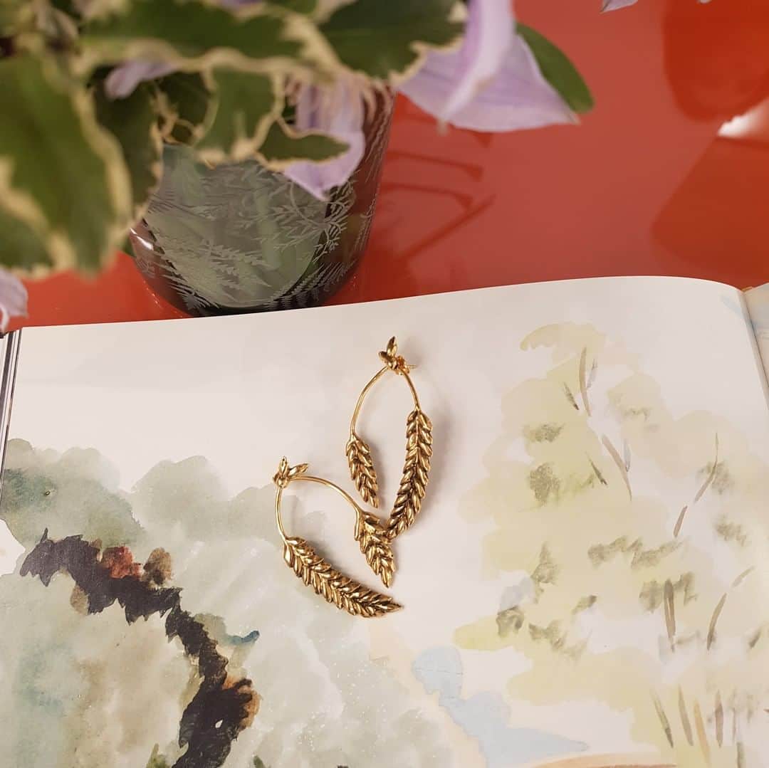 オーレリービダマンのインスタグラム：「Wheat and Flower 🌺🌾 #wheat #earrings #aureliebidermann」