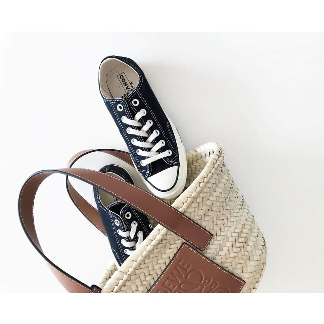 kumiさんのインスタグラム写真 - (kumiInstagram)「Chuck Taylor All Star 70s Ox. 初のローカット インソールのクッションがふかふかで気持ち良い。 ㅤㅤㅤ #chucktaylor #chucktaylor70s #ct70 #allstar#allstarconverse ・ ・ ・ ・ #コンバース#チャックテイラー#ローカット#スニーカー#靴#ロエベ#ロエベバッグ#カゴバッグ#シンプル#カジュアル#置き画#置き画倶楽部」7月4日 17時59分 - 93_0920