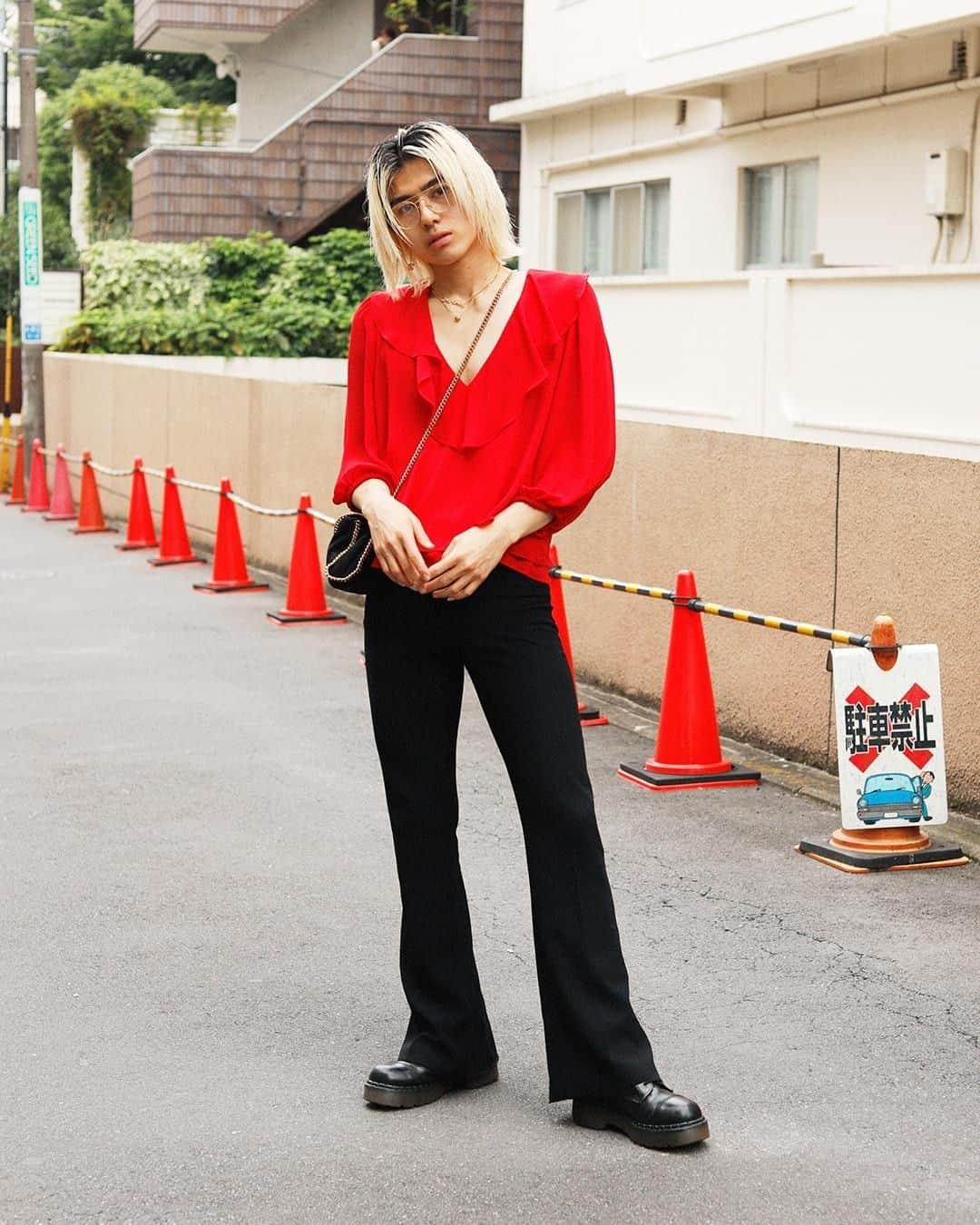 Droptokyoさんのインスタグラム写真 - (DroptokyoInstagram)「TOKYO STREET STYLE⁣ Name: @tokio_tashiro⁣ Occupation: Hair Stylist⁣ Shoes: #DrMartens⁣ Bag: #StellaMcCartney⁣ Glasses: #CELINE⁣ Earrings: #OFFWHITE⁣ #streetstyle#droptokyo#tokyo#japan#streetscene#streetfashion#streetwear#streetculture#fashion#ストリートファッション#fashion#コーディネート#tokyofashion#japanfashion⁣ Photography: @yuri_horie_」7月4日 18時00分 - drop_tokyo