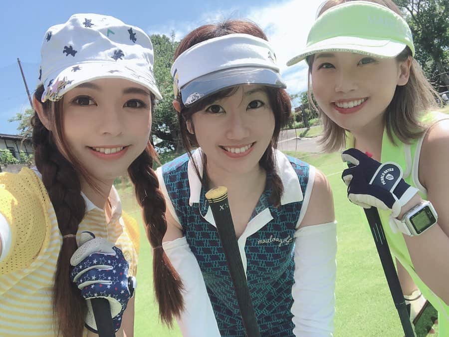 神崎美羽のインスタグラム：「女の子だけゴルフはわいわい楽しー😌✨  みんな仲良くレディース ティーから打てるのも好き❤️  私の中でゴルフ場のレストランでは1番おいしーと思う鎌倉パブリックゴルフ場😋  メニューが先月まで縮小されてましたが、今月から通常メニューに戻ったので念願のローストビーフ丼😋  限定のマグロ丼と迷ったけどこちらにしました！  ちなみにみんな揃ってローストビーフ丼😚仲良しでしょ😘  食べるの好きな私としてはゴルフ場のごはんはかなり重要！  #golf #ゴルフ　#ゴルフ女子　#golfstagram #golfswing #golflife #golfwear #golfgirl #golftoday #GT birdies #鎌倉パブリックゴルフ場　#golfswing」