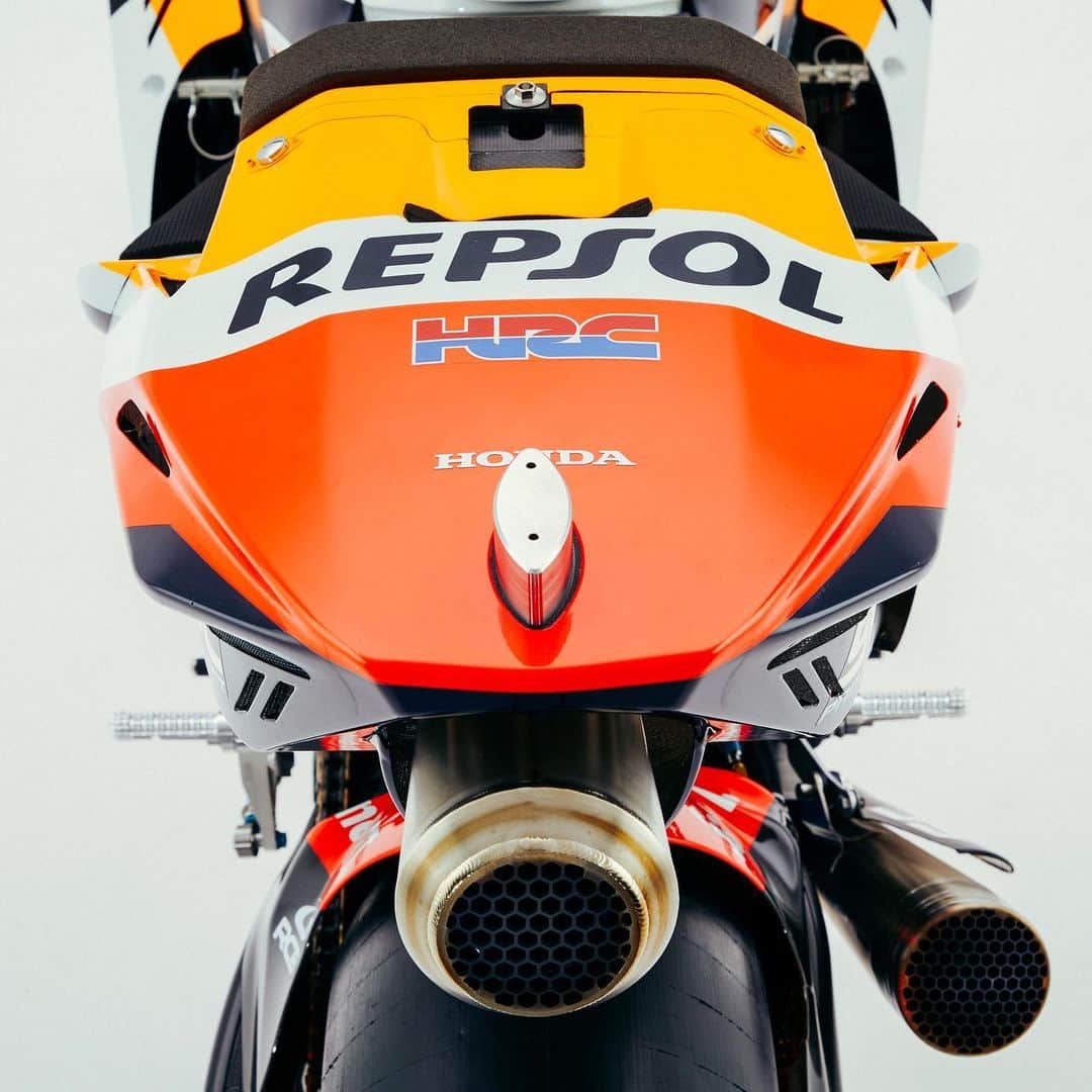 レプソル・ホンダのインスタグラム：「A little 🍑 ⠀⠀⠀⠀⠀⠀⠀⠀⠀  #Racing #Repsol #Honda #Racing #RepsolHonda #HRC #RC213V #ThePowerOfDreams #Racing #Motorcycle #Team #OneHeart #Tech #Exhaust #CloseUp #MotoGP」