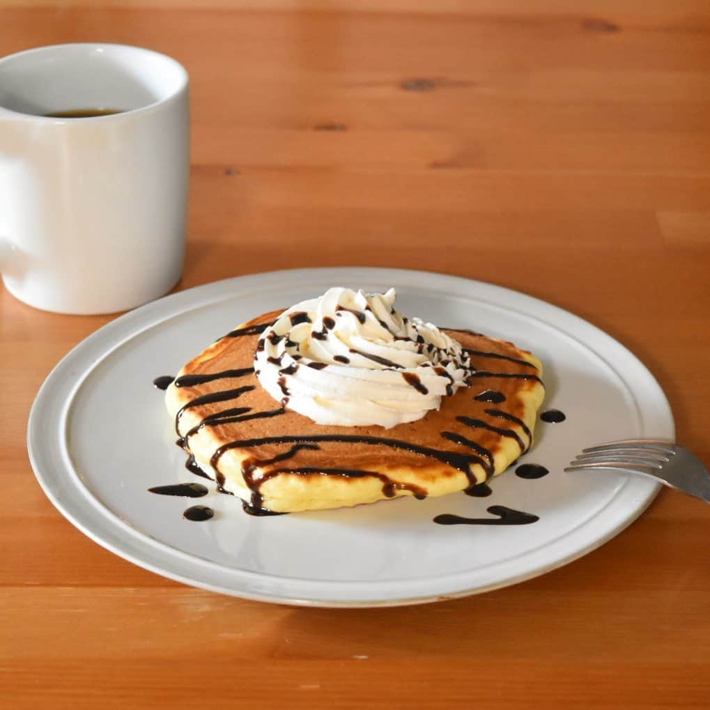 山崎佳のインスタグラム：「Today’s breakfast. 使っちゃいたい市販のホイップ済みクリームがあったから、ホットケーキにクリームとチョコソース。」