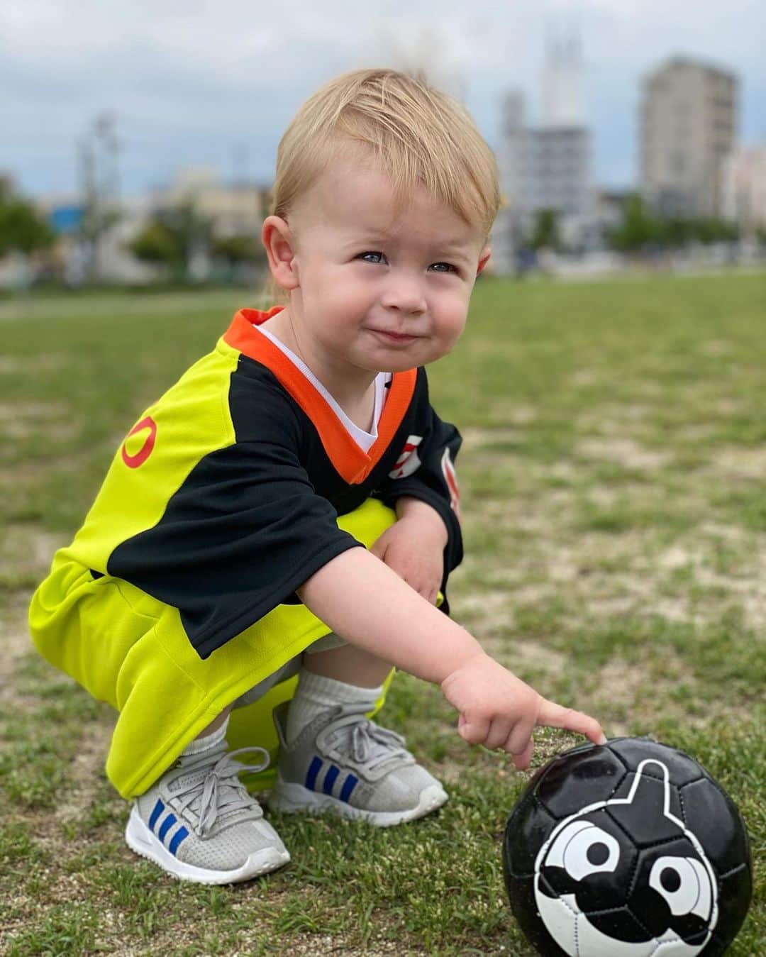 リアノン・ランゲラック（ミッチェル・ランゲラックの妻）のインスタグラム：「We are ready for the restart of the J League tonight 🥅 ⚽️ can’t wait to watch Daddy play again 💪🏼 #nagoyagrampus #jleague #langerak #adidasau #letsgo」