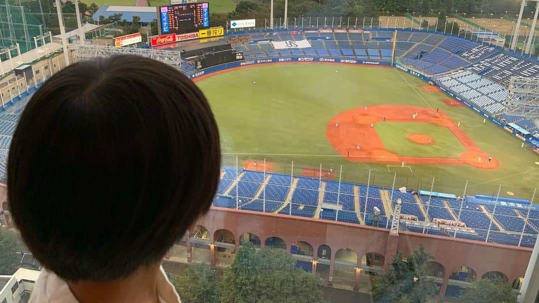 新保友映さんのインスタグラム写真 - (新保友映Instagram)「ずっと見ていたい景色でした🏟✨  日本青年館ホテルから神宮での試合が見られるというのを息子がニュースで見てついに気付き（笑）、何が何でも泊まってみたいと😃  まだまだ自粛も続けなければいけないけど、春先からずっと家に篭って自粛を頑張ったご褒美に昨夜泊まりに行ってきました。 換気口を開けると、試合の音も選手の声も良く聴こえるし、ホテルの皆さんは親切だし、ヤクルトファンにとって幸せな空間でしかなかったです⚾️✨  違う視線、視界から神宮や試合を見ていて、改めてたくさんの方々の働きで試合を私たちが楽しめているんだなぁというのも実感✨ みなさんに感謝！  #神宮球場  #明治神宮野球場 #jingustadium  #日本青年館ホテル #野球場 #野球 #baseball  #baseballstadium  #야구 #야구장  #スワローズ #ヤクルト #ヤクルトスワローズ #東京 #tokyo #도쿄」7月4日 18時07分 - tomoemoe0520