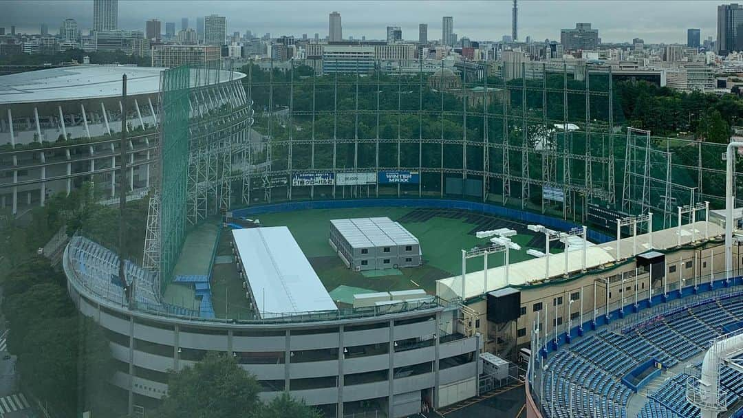 新保友映さんのインスタグラム写真 - (新保友映Instagram)「ずっと見ていたい景色でした🏟✨  日本青年館ホテルから神宮での試合が見られるというのを息子がニュースで見てついに気付き（笑）、何が何でも泊まってみたいと😃  まだまだ自粛も続けなければいけないけど、春先からずっと家に篭って自粛を頑張ったご褒美に昨夜泊まりに行ってきました。 換気口を開けると、試合の音も選手の声も良く聴こえるし、ホテルの皆さんは親切だし、ヤクルトファンにとって幸せな空間でしかなかったです⚾️✨  違う視線、視界から神宮や試合を見ていて、改めてたくさんの方々の働きで試合を私たちが楽しめているんだなぁというのも実感✨ みなさんに感謝！  #神宮球場  #明治神宮野球場 #jingustadium  #日本青年館ホテル #野球場 #野球 #baseball  #baseballstadium  #야구 #야구장  #スワローズ #ヤクルト #ヤクルトスワローズ #東京 #tokyo #도쿄」7月4日 18時07分 - tomoemoe0520