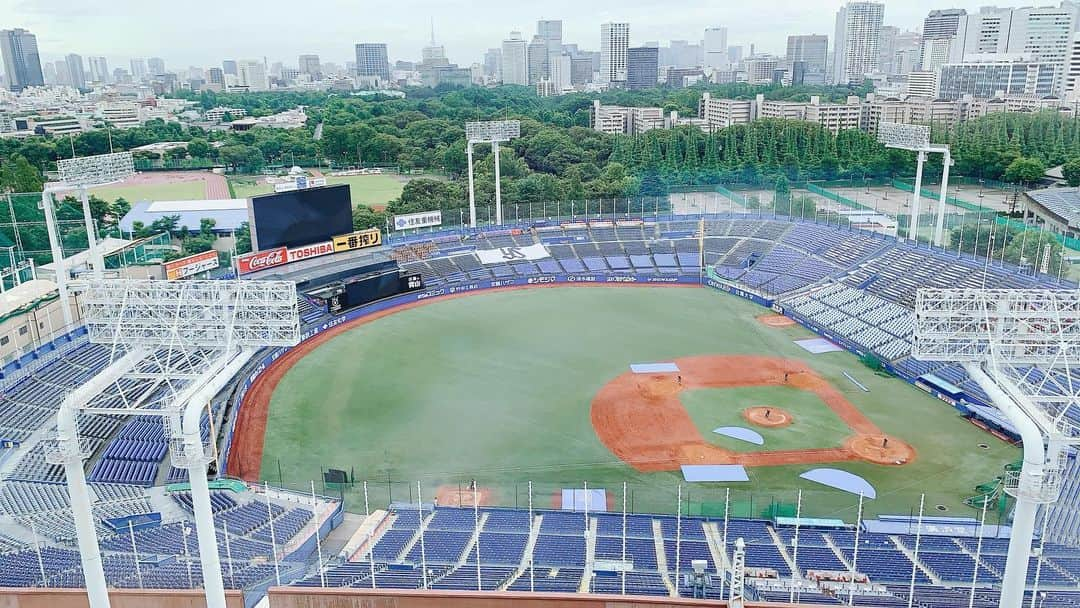 新保友映さんのインスタグラム写真 - (新保友映Instagram)「ずっと見ていたい景色でした🏟✨  日本青年館ホテルから神宮での試合が見られるというのを息子がニュースで見てついに気付き（笑）、何が何でも泊まってみたいと😃  まだまだ自粛も続けなければいけないけど、春先からずっと家に篭って自粛を頑張ったご褒美に昨夜泊まりに行ってきました。 換気口を開けると、試合の音も選手の声も良く聴こえるし、ホテルの皆さんは親切だし、ヤクルトファンにとって幸せな空間でしかなかったです⚾️✨  違う視線、視界から神宮や試合を見ていて、改めてたくさんの方々の働きで試合を私たちが楽しめているんだなぁというのも実感✨ みなさんに感謝！  #神宮球場  #明治神宮野球場 #jingustadium  #日本青年館ホテル #野球場 #野球 #baseball  #baseballstadium  #야구 #야구장  #スワローズ #ヤクルト #ヤクルトスワローズ #東京 #tokyo #도쿄」7月4日 18時07分 - tomoemoe0520