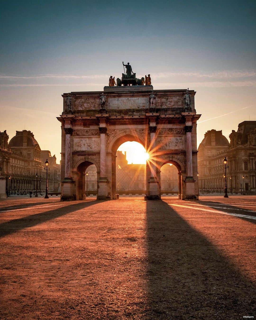 nathparisのインスタグラム：「EMPTY LOUVRE ✨... . Have a nice weekend 💛」