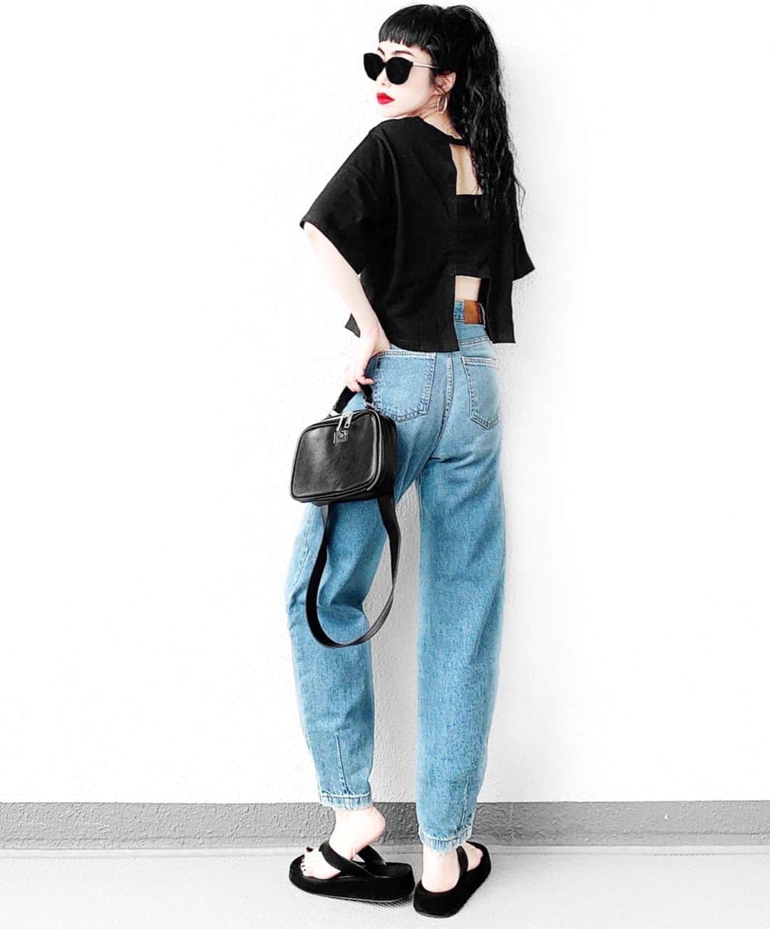 lve_xxxxのインスタグラム：「.﻿ .﻿ 背中ぱっかんーん🤗﻿ ﻿ 🈟 Back design short sleeve ﻿ T-shirt﻿ ﻿ @lveu.official で明日﻿ 7/5 20:00より販売開始の新作です☺︎﻿ ﻿ 個人的に長袖ver愛用しており﻿ 半袖も欲しい🤤と思っておりました所…﻿ ﻿ 皆様よりlove call 🤙😘頂き﻿ 半袖ver発売出来る運びとなりました😭﻿ ﻿ ﾘｸｴｽﾄ頂き有難う御座います！﻿ 皆様のおかげで私この夏着れます🙏😭笑﻿ ﻿ 背中開きﾃﾞｻﾞｲﾝですが下着が見えないので﻿ 1枚で着ていただけます☝️✧﻿ ﻿ ﻿ こちらのTOPSはﾎﾞﾄﾑとの﻿ お🉐なSET販売も御座います👏！﻿ ﻿ @lveu.official Web Store🛒を﻿ 明日、是非ﾁｪｯｸしてくださいませ☺︎﻿ ﻿ ﻿ その他コーデアイテム詳細は﻿ WEARをご覧くださいませ。﻿ ﻿ WEAR ： lvexxxx ﻿ 💻 https://wear.jp/sp/lvexxxx/﻿ ﻿ －－－－－－－－－－－－－－－－－－﻿ ﻿ 📢コメント頂ける際は、﻿ 最新投稿にお願い致します。﻿ ﻿ 過去投稿に頂いた際、気がつかない事もあり﻿ お返事致しかねる場合が御座います🙇‍♀ ️﻿ ﻿ ﻿」