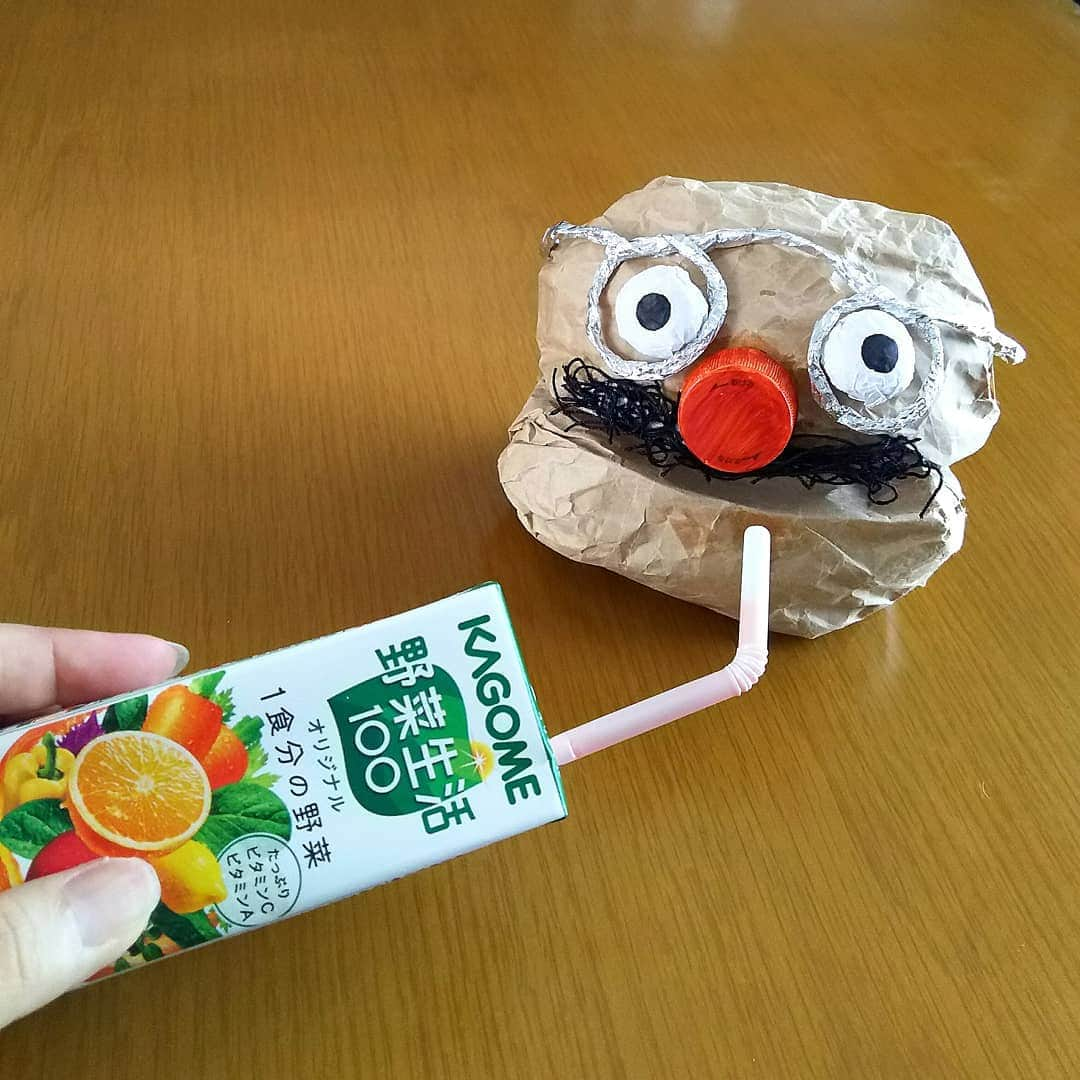 sweet_strawberryさんのインスタグラム写真 - (sweet_strawberryInstagram)「👴【#クラフトおじさん 】に【#野菜生活 】あげてるとこ📷 以前にも、クラフトおじさん２体作ったことあるけど(捨てた)、また作っちゃった📄✂️ #ノージーのひらめき工房#ノージー#eテレ#工作#手作りおもちゃ#手作り人形#作ってみた#野菜ジュース#お世話#餌付け#3時のおやつ#人形遊び#人形劇#シュール#アンニュイ」7月4日 18時16分 - sweet_strawberry