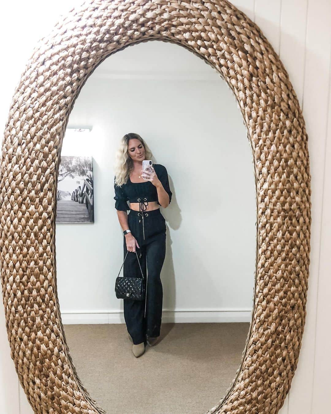 エミリー・シーボームのインスタグラム：「Mirror mirror on the wall  #mirrorselfie #novoteltwinwaters #sunshinecoast #dinner #ootd #curlyhair #wavyhair #alicemccall #chanel」