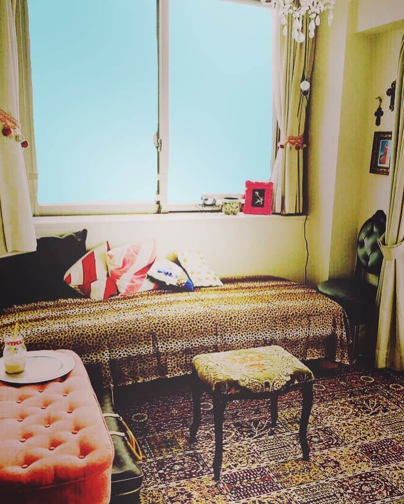 千秋さんのインスタグラム写真 - (千秋Instagram)「余ってる部屋を家にあるものでモロッコ風に模様替え。ゲストルームの予定。  【勝手に企画、第3弾】 フォロワーさん20万企画。次は30で✨  #千秋インテリア #模様替え #🇲🇦 #guestroom」7月4日 18時10分 - chiaki77777