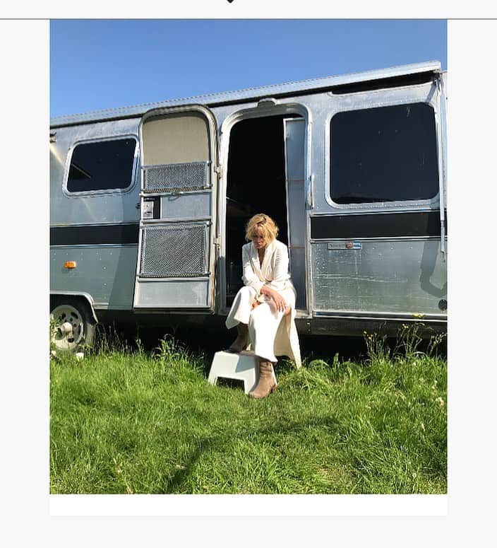 エマニュエル・ベアールのインスタグラム：「On the road #happyholidays ☀️」