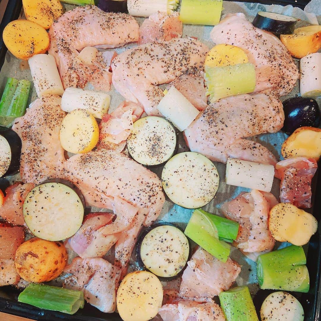 鈴木のぞみのインスタグラム：「オーブンで簡単料理🍳﻿ ﻿ 手羽先を揚げずにでもぱりっと食べたくて☺️﻿ お野菜も一緒に焼いたら美味しそうと思って、天板に敷きつめました！﻿ ﻿ 味付けも塩コショウだけ☺️﻿ 210℃のオーブンに入れて25分！﻿ ﻿ 簡単で美味しくできましたー✨」