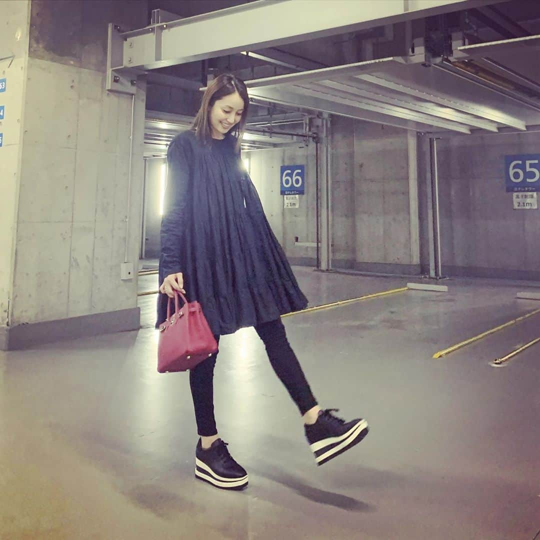 矢田亜希子さんのインスタグラム写真 - (矢田亜希子Instagram)「楽ちんスキニーデニム！20年前にも大好きでよく履いていた7 For All Mankindのデニム。久しぶりに新しい7のスキニー履いてみたら楽ちんすぎる。 #私服#デニム#スキニーデニム#ブラックスキニー#ハイライズ#woadblue #7forallmankind  ワンピース#merlette 靴 #stellamccartney バッグ#hermes」7月4日 18時20分 - akiko_yada