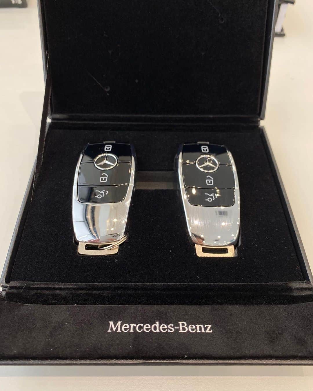 美容整体師川島さん。のインスタグラム：「New car!!! . #mercedesbenz」