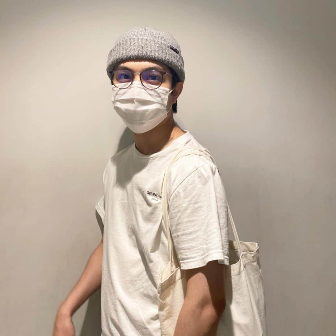 のインスタグラム：「おNEWの度なしメガネと鈴木康介からもらったビーニー。 ニット帽って今まで言うてましたが、こうちゃんによるとビーニーって言うらしい。これからはビーニーって呼ぼう。 というわけで、明日はゼロワン37話。 どうなる。どうなるのか！！！！ 見逃さないでください。」