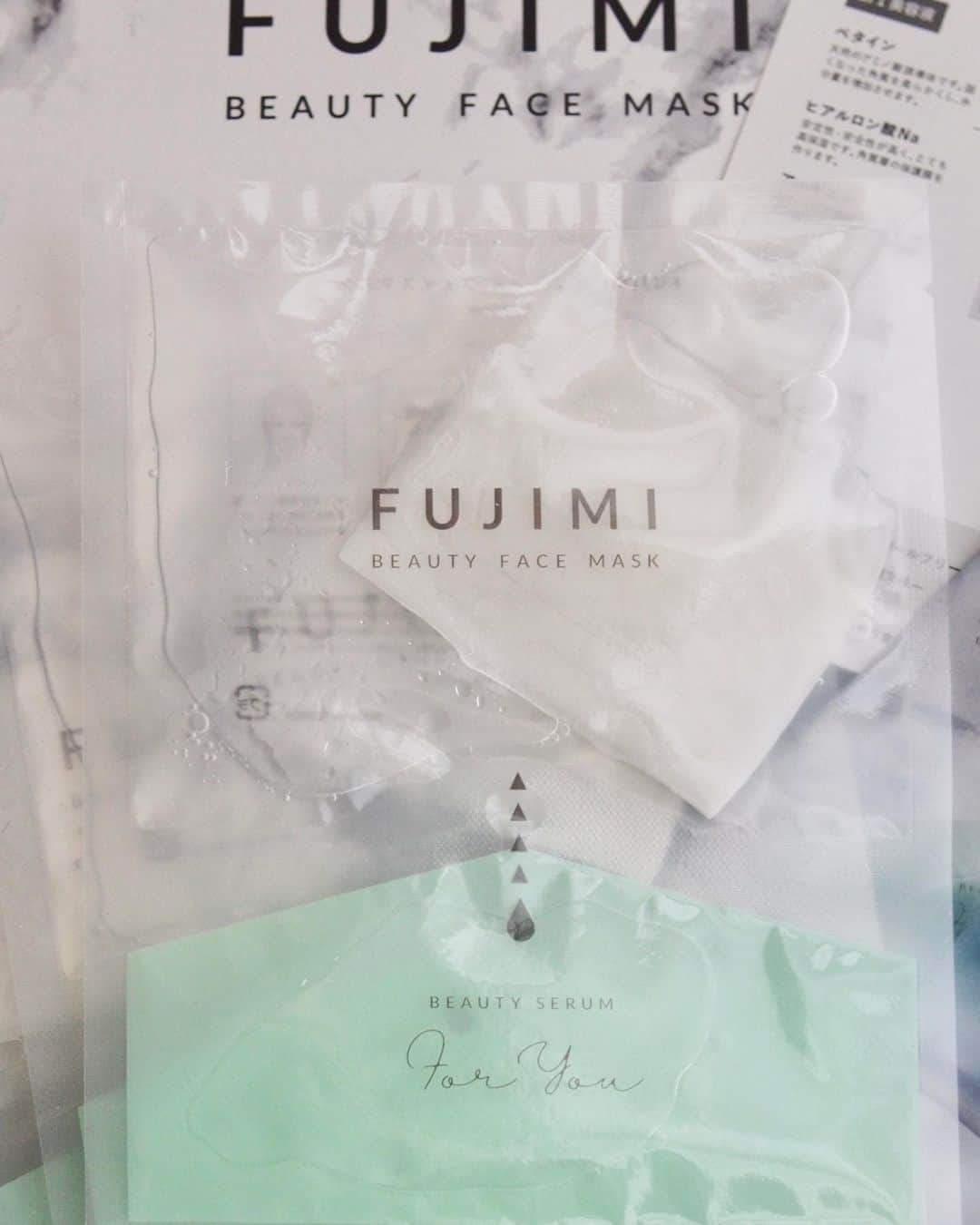 Rocoさんのインスタグラム写真 - (RocoInstagram)「10数年ぶりwに食べたパフェが美味しすぎた🍑  #フラベドルーフトップ#フラベドパーリゼッタ  2枚目は @fujimi_official #fujimi さんのフェイスマスク。簡単な肌診断後自分用に処方されたもの。2層になっていて使う前にパックを混ぜ合わせて使うタイプ。防腐剤・パラペン・アルコール・鉱物油フリー。パック後はしっとりもちもち肌に♡  ストーリーにURL貼っておくのでのぞいてみてください。  #pr#パーソナライズサプリ#パーソナライズマスク#美容」7月4日 18時29分 - rororo_roco