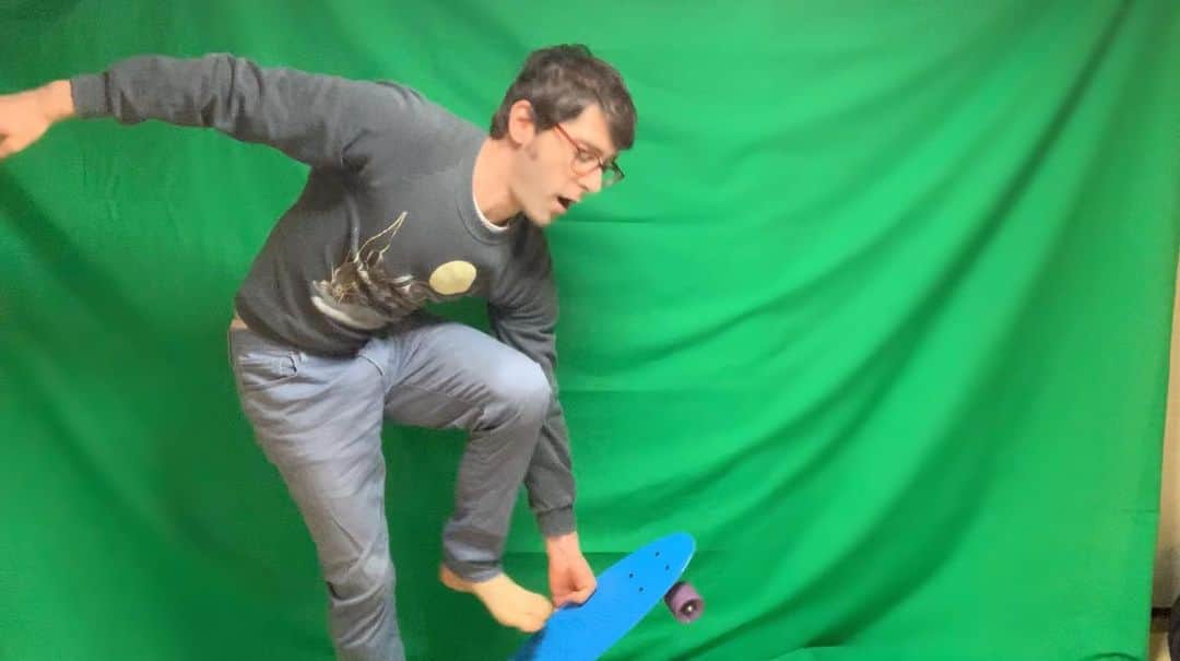 のインスタグラム：「自宅でクロマキーテスト中🤣🛹 Testing a new chroma key setup at home  #chromakey  #マシューチョジック」