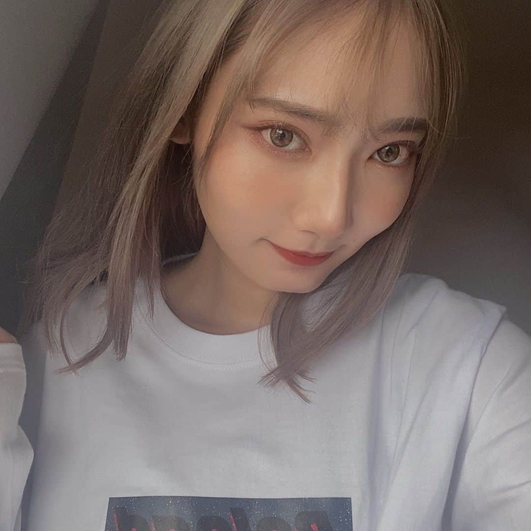 ゆりのインスタグラム：「眉毛をアートメイクしてイモトのような眉毛なのであげる写真などありませぬ過去写真でございます」