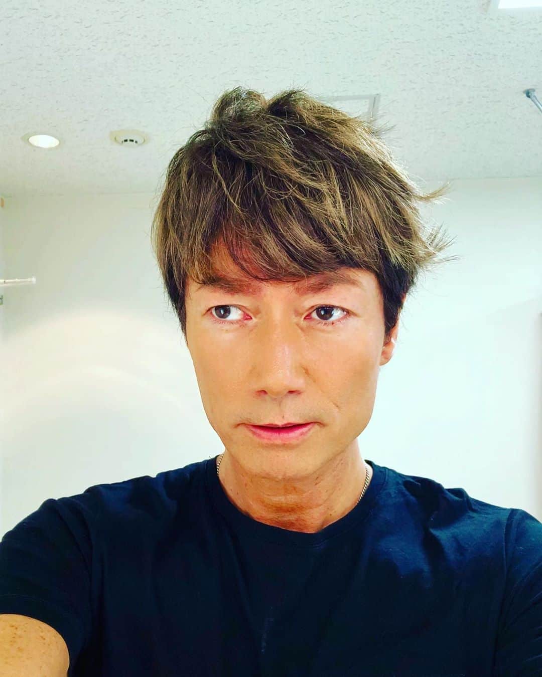 のインスタグラム：「マイケル まもなく本番収録… チャラさ…オッケー 寝癖…オッケー… セリフ…微妙 本日はなかなか大変な撮影になりそう♡ #readytoshoot #action #actor #actorslife #studio #マイケル富岡 #俳優 #タレント #撮影 #本番 #収録 #love #スタジオ #放送日程はまた改めて #staysafeandhaveaniceweekend」