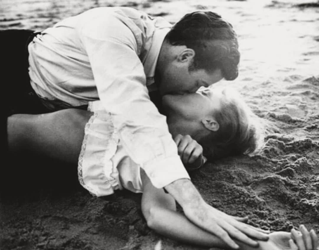ステファニーのインスタグラム：「♡ 触れ合って 溶け合って 包み込まれて 愛」