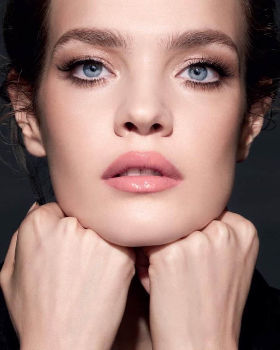 のインスタグラム：「Mad eyes. Mad care. Mad volume. No compromises.  Boasting an easy-to-apply technique, rose gold packaging and a formula that blurs the boundary between makeup and high-tech skincare, Guerlain’s new Mad Eyes collection has you captivated from first glance.   #Guerlain #GuerlainMakeup #MadeEyes #Makeup #Motd #nataliavodianova」