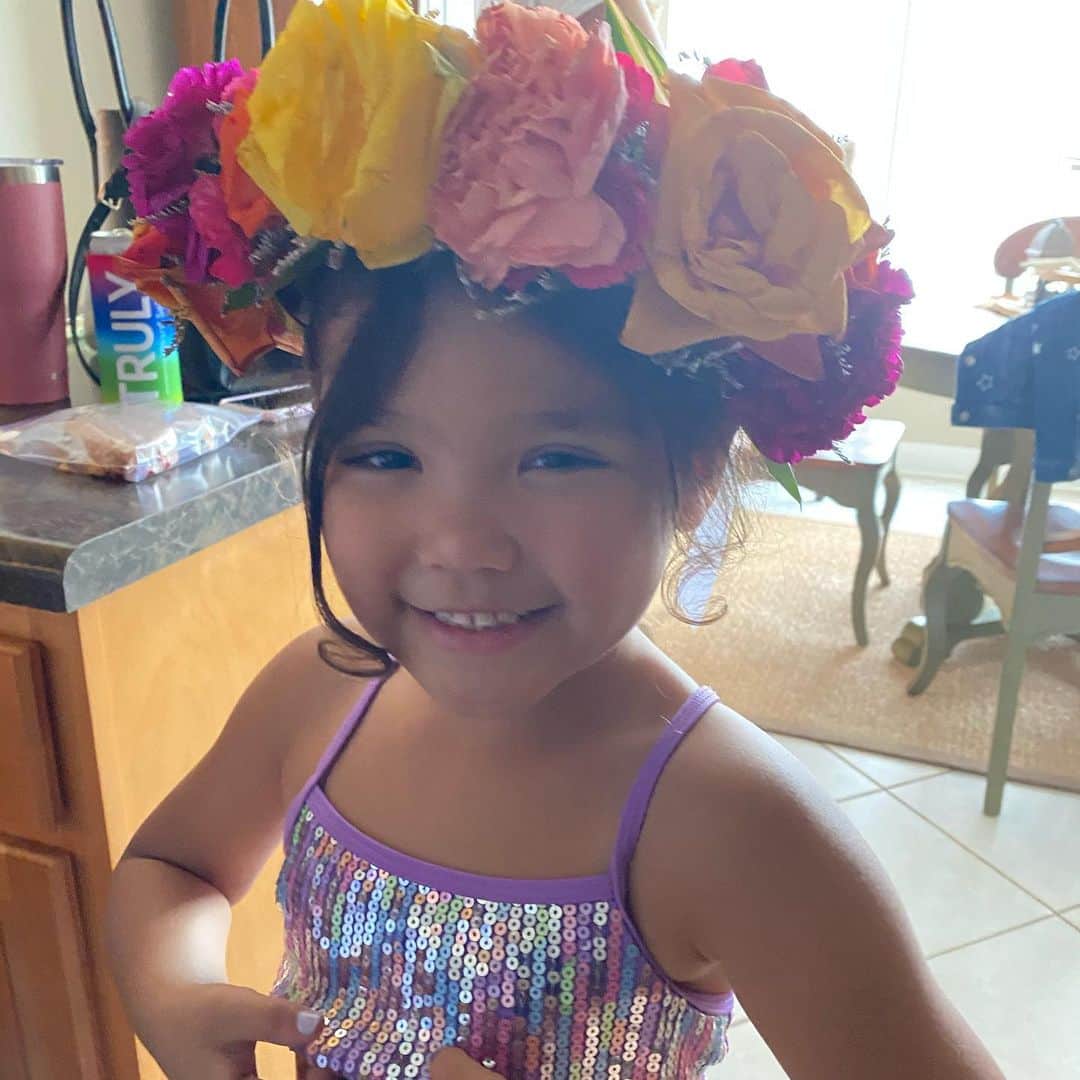 アディソン・ラッセルのインスタグラム：「My sunflower girl🌻」