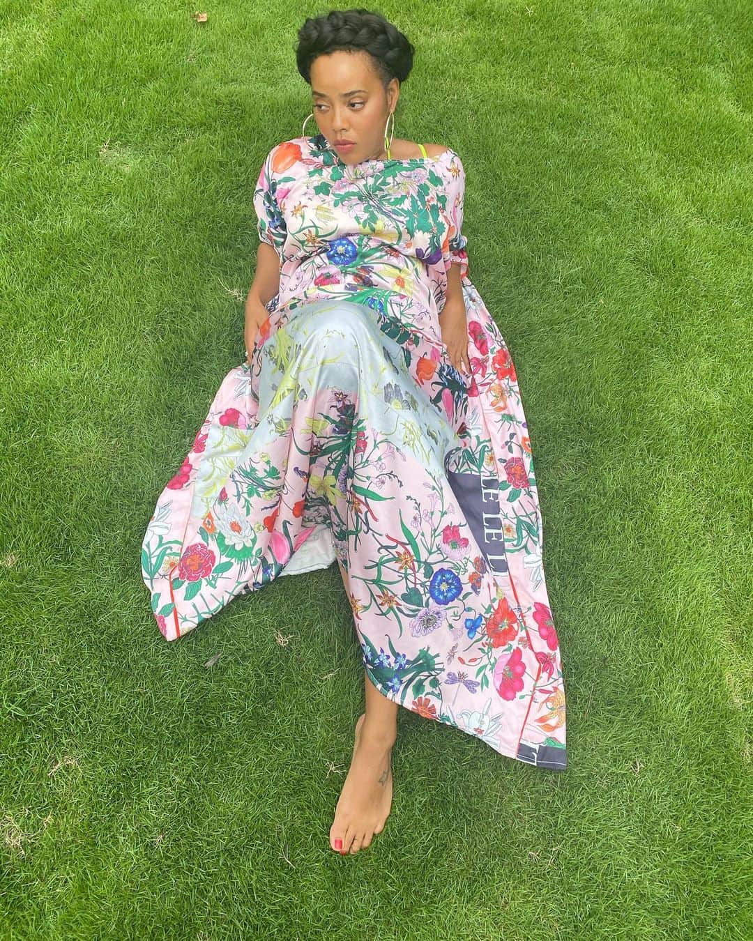 Angela Simmonsさんのインスタグラム写真 - (Angela SimmonsInstagram)「Crown 👑 Braids go perfect with green grass ♥️ @abbykedomina1  📸: @nikkrokkshair」7月5日 4時47分 - angelasimmons