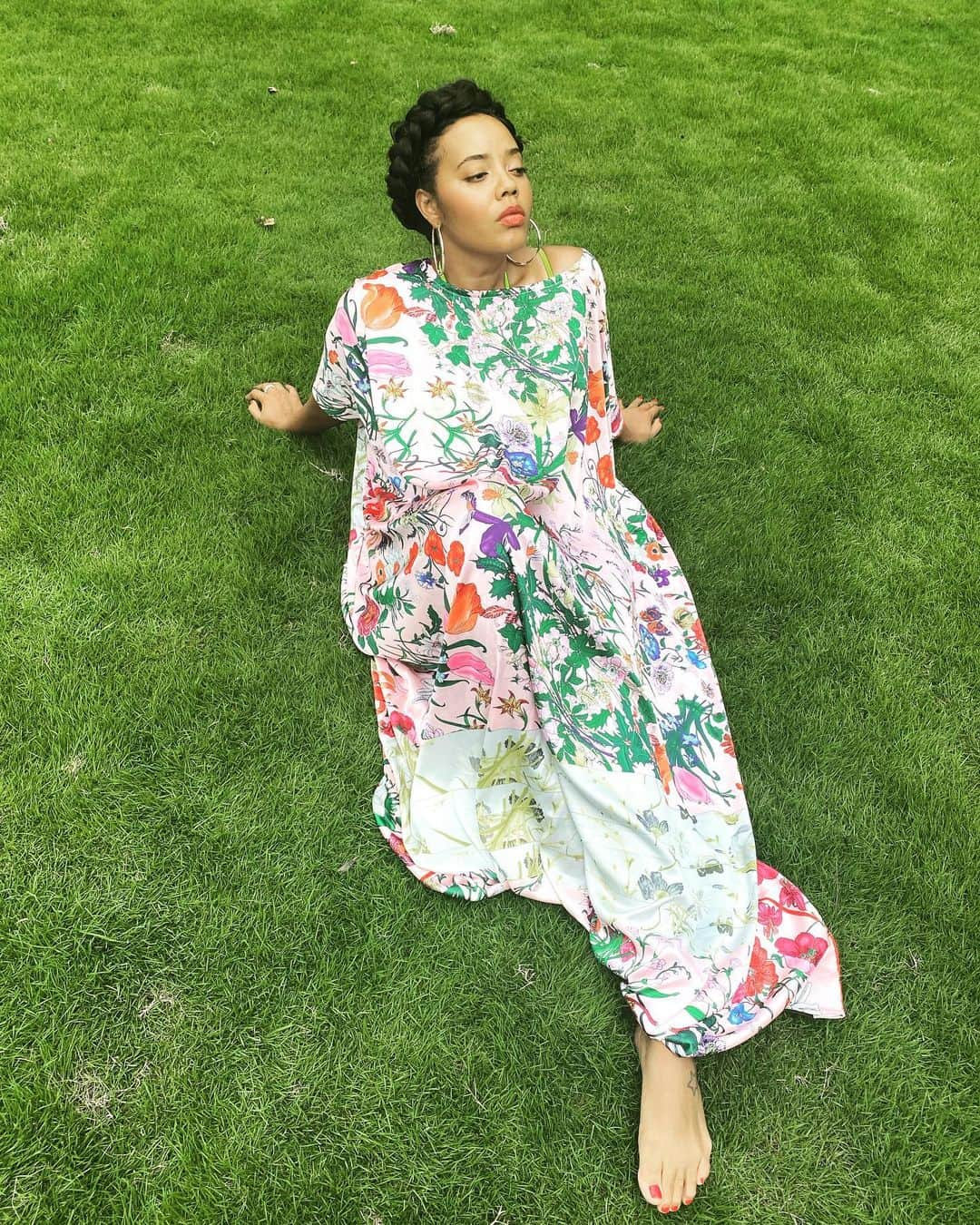 Angela Simmonsさんのインスタグラム写真 - (Angela SimmonsInstagram)「Crown 👑 Braids go perfect with green grass ♥️ @abbykedomina1  📸: @nikkrokkshair」7月5日 4時47分 - angelasimmons