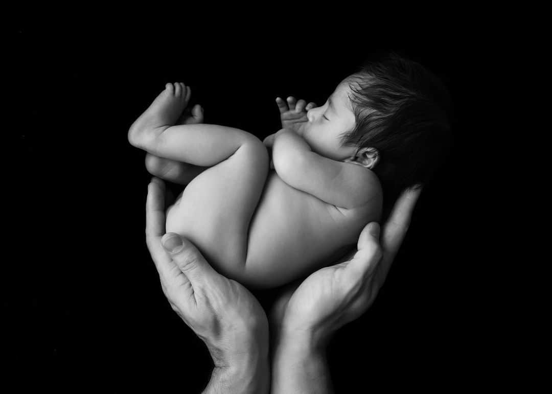 大橋菜央さんのインスタグラム写真 - (大橋菜央Instagram)「And this is the third👶🏻﻿ ﻿ ﻿ ﻿ 🎊第3位はこちら(494票)🎊﻿✨ ﻿ Miaのときにセルフで撮影したものと﻿ 同じポーズで残したくて撮って頂いたもの🙆‍♀️ 大きすぎShaneの手のおかげで﻿ すっぽり感がお気に入り👐﻿ ﻿ ﻿ Special thanks for @chihiro_photographer ﻿ ﻿ 　﻿ ﻿ #newborn #newbornphotography #annbabyliving #hands﻿ #ニューボーンフォト #シンプルなニューボーンフォト #モノクロニューボーンフォト #東京ニューボーンフォト #ニューボーンフォト東京 #ベビーフォト #新生児 #リモート撮影 #リモートニューボーンフォト」7月5日 4時53分 - naoliving