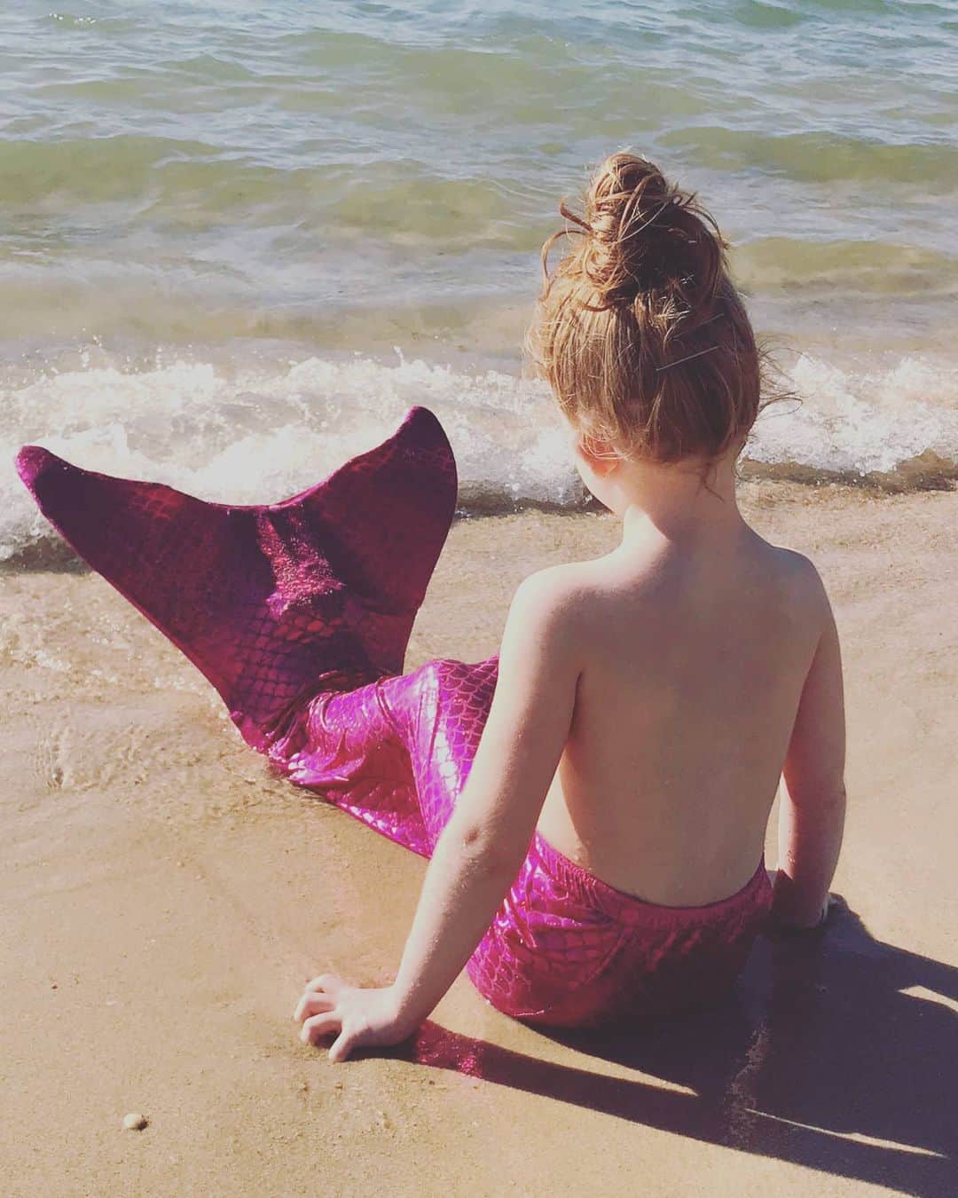 ジョアン・モンテイロのインスタグラム：「Little mermaid at the sea 👱‍♀️🧜‍♀️😍😘」