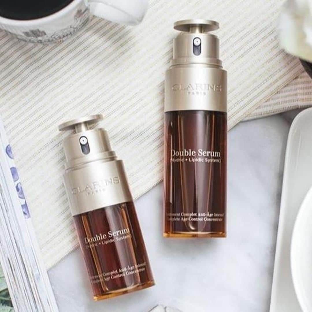 Clarins Canadaさんのインスタグラム写真 - (Clarins CanadaInstagram)「A double formula, why? In order to bring together in one product the most powerful anti-ageing plant extracts that are either soluble in water or in oil, without risk of incompatibility or instability and without emulsifiers. Thanks to its formula, Double Serum provides skin cells with an optimal concentration of the best anti-ageing ingredients.✨⁣ __________⁣ Une double formule, pourquoi ? Pour réunir dans un seul produit les extraits de plantes parmi les plus puissants en matière d’anti-âge, solubles dans l’eau ou dans l’huile, sans risque d’incompatibilité ou d’instabilité et sans émulsionnants. ⁣ Grâce sa double formule, Double Serum apporte aux cellules cutanées une concentration optimale des meilleurs actifs anti-âge.✨⁣ .⁣ .⁣ .⁣ 📸 : @clarinsuk⁣ #Clarins #ItsAllAboutYou #DoubleSerum」7月5日 5時15分 - clarinscanada