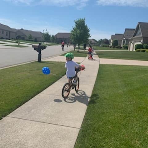 ブラッド・グザンのインスタグラム：「Happy 4th of July! 🇺🇸🎇 bummed I missed the bike parade this morning! Hope everyone has a safe and enjoyable weekend! ❤️💙💜💚」