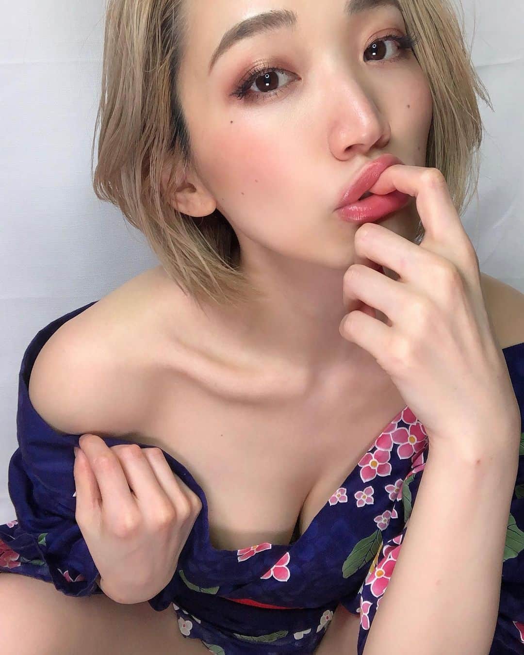 夏目麻央さんのインスタグラム写真 - (夏目麻央Instagram)「ねむれないこはだーれだ。  #mememe #kimonogirl  #浴衣デートしたい #毎年言ってる #17LIVE #見に来てほしい  #ぱおん」7月5日 5時19分 - yellowbarbie_m
